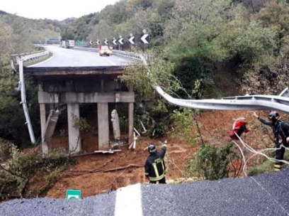 ..ad un tratto si sente in radio: “Il ponte non c’è più”